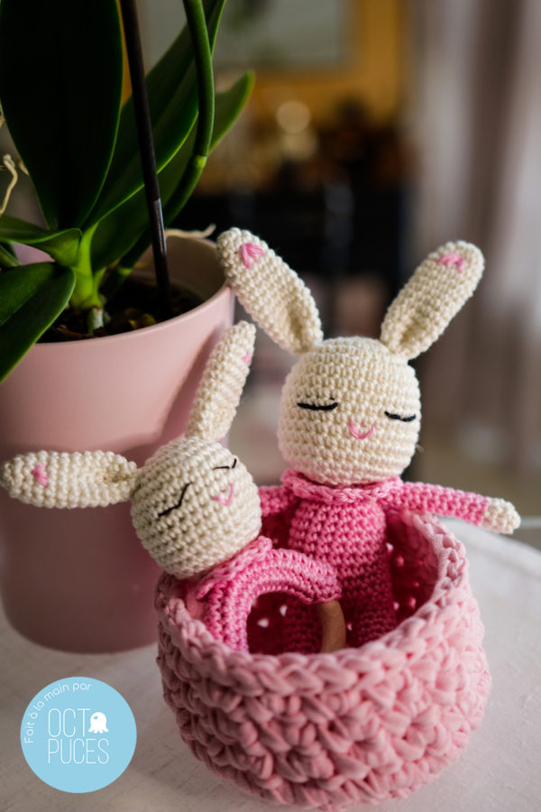 Hochet lapin, et maman lapin dans un petit panier en crochet