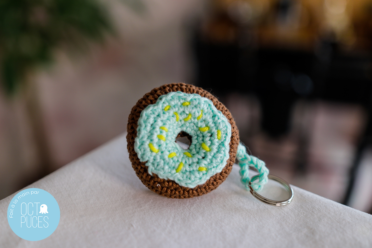 https://octopuces.ch/wp-content/uploads/2021/03/crochet-porte-cles-donut-bleu-petit.jpg